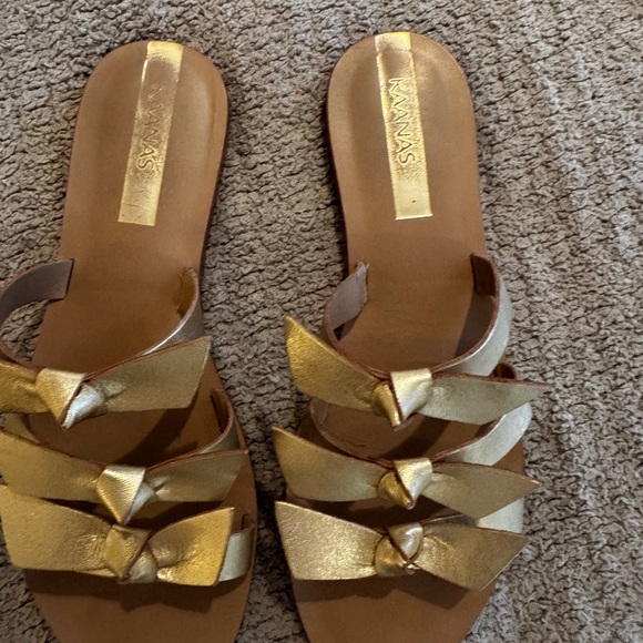 Adorable EUC gold Kaanas flats. - Picture 2 of 6